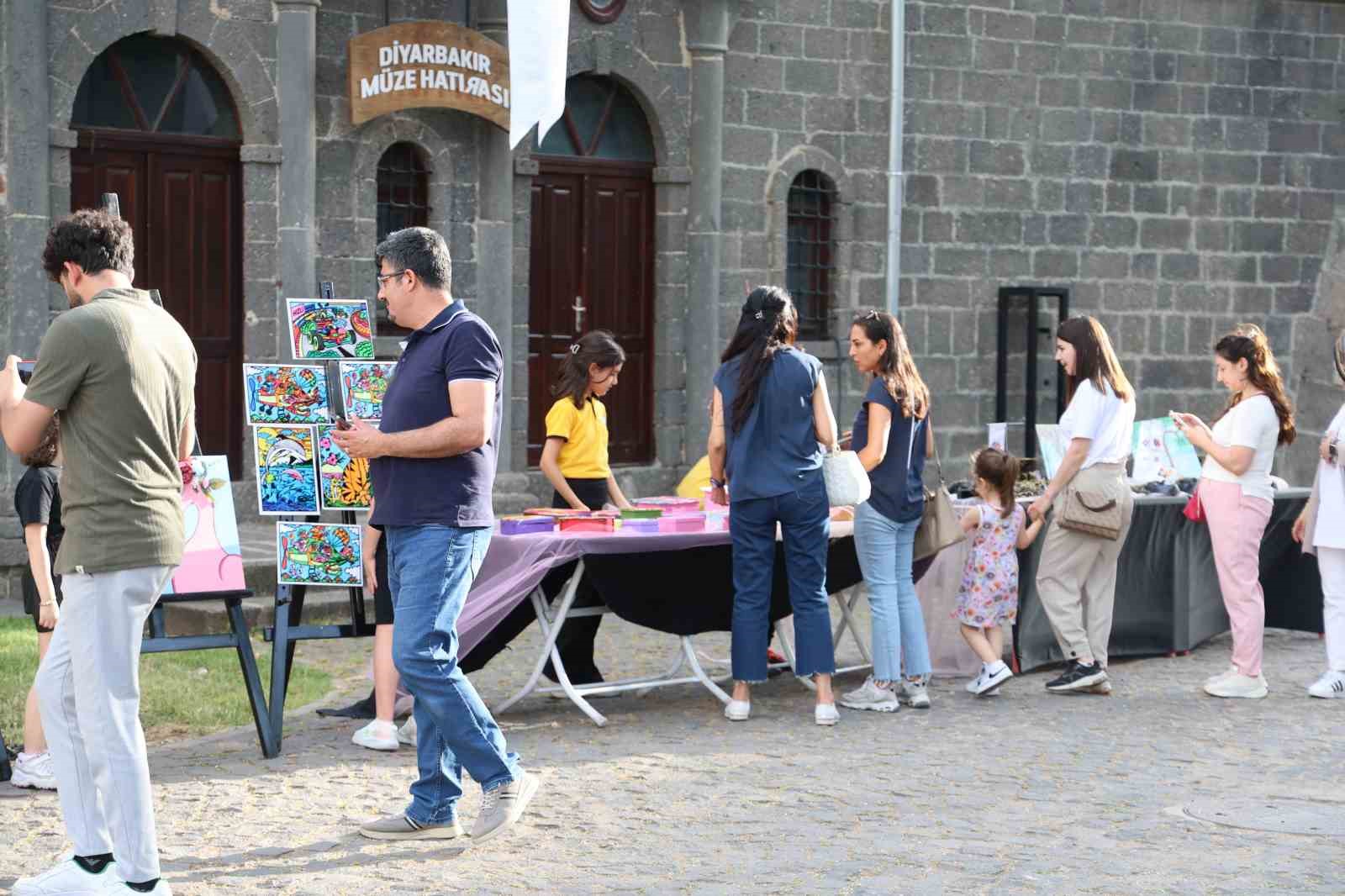 Tarihin sıfır noktası atfedilen mekanda çocukların yüzlerce eseri, yine çocukların melodileri eşliğinde sunuldu
