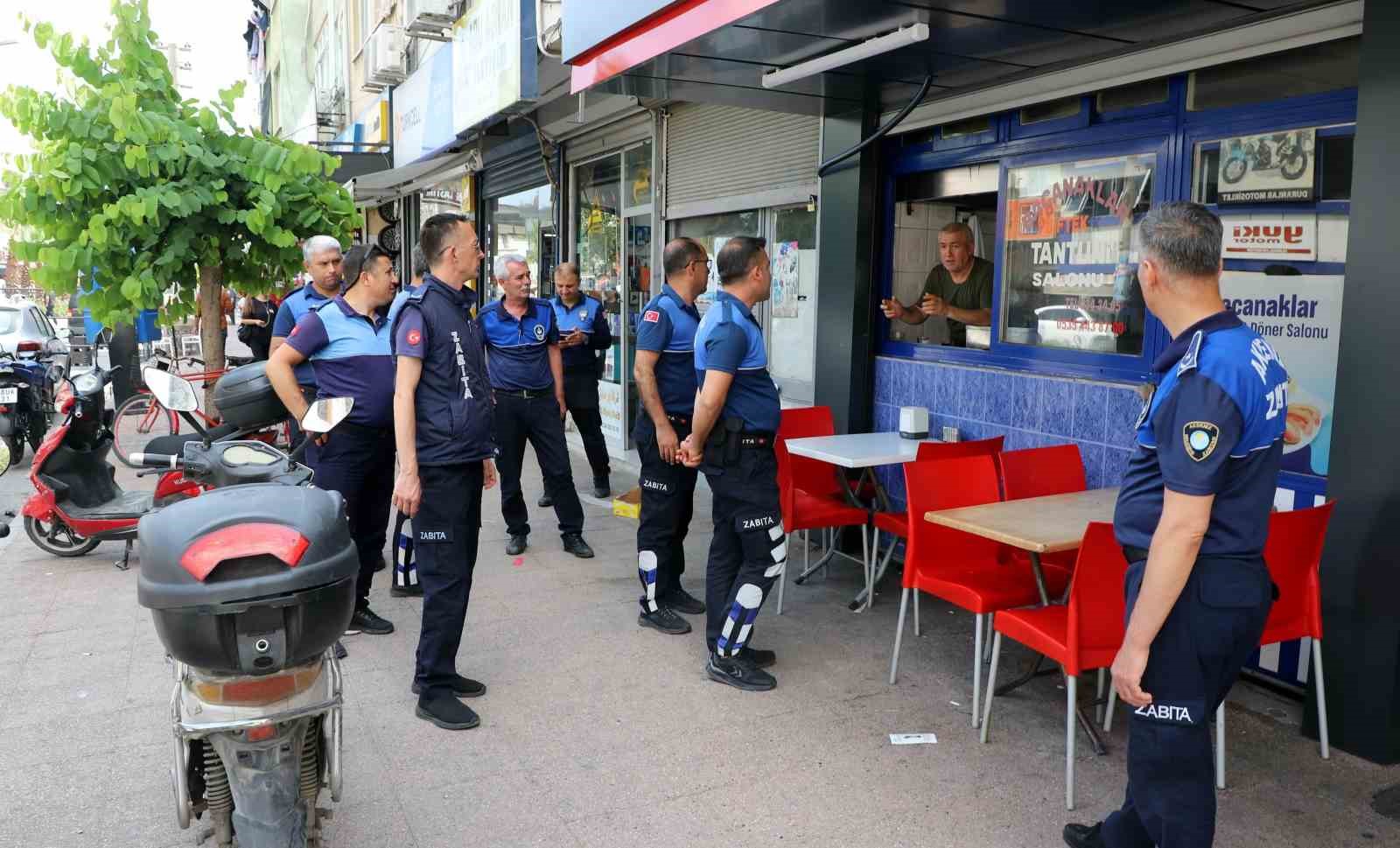 Akdeniz Belediyesi zabıta ekipleri kaldırım işgallerini denetliyor
