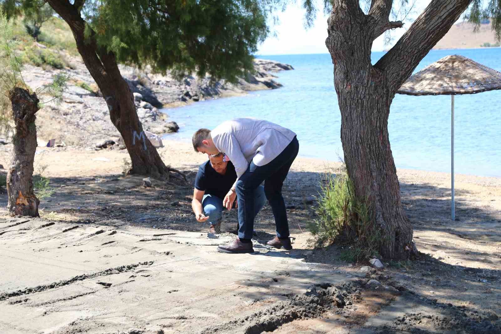 Belediyeden plajlarda temizlik ve düzenleme çalışması
