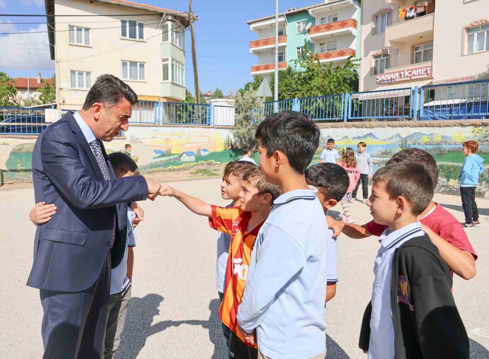 Sabah mesaisine öğrencilerle başladı
