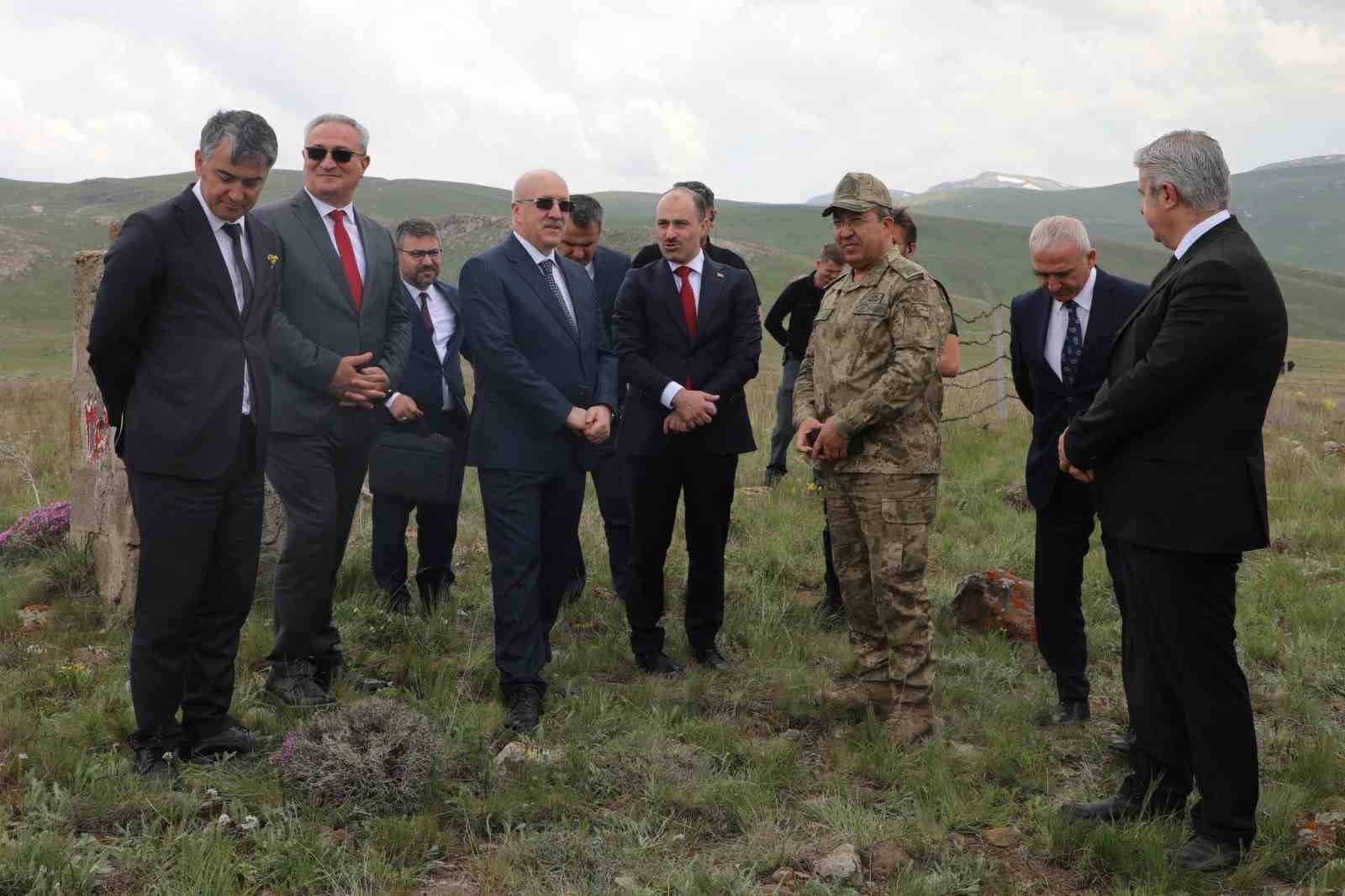 Bakan Yardımcısı Uçarmak, Gelincik Sınır Kapısı bölgesinde incelemelerde bulundu
