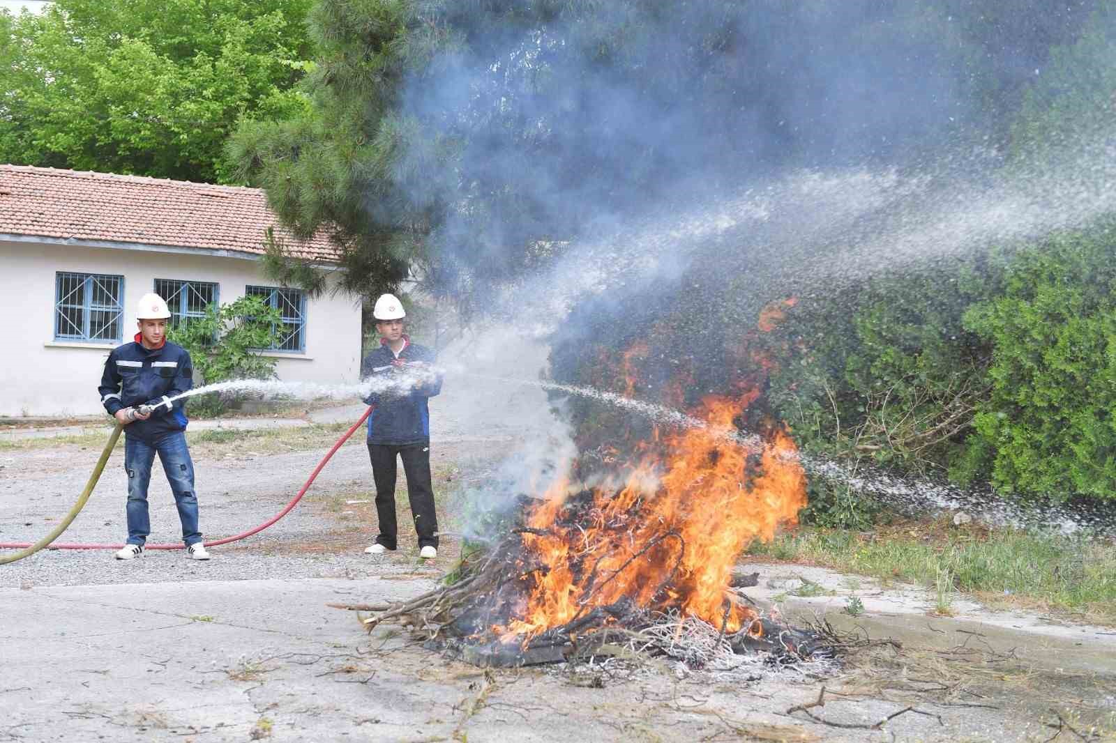 İzmir’in ormanlarına gönüllü kalkanı
