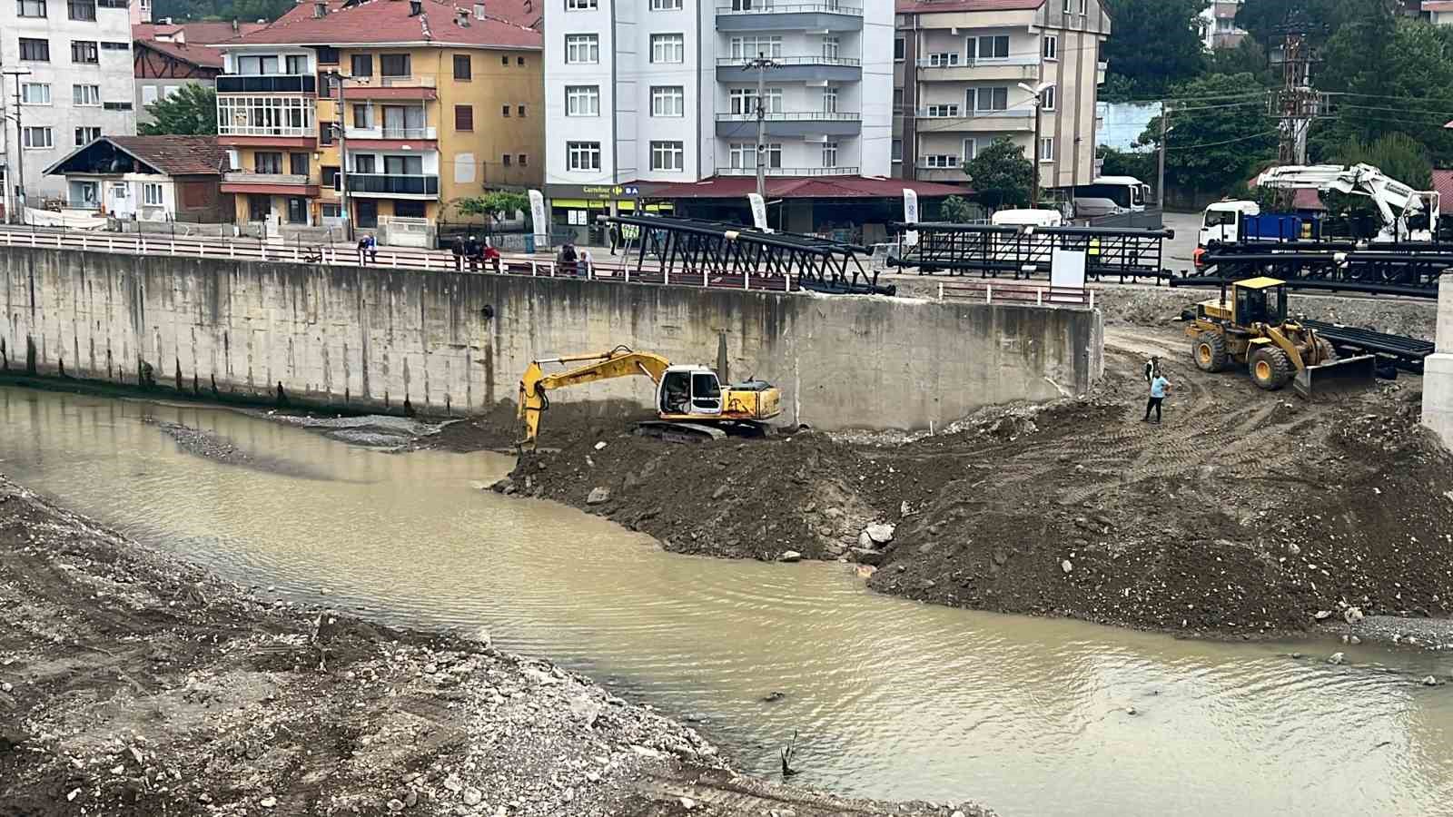 Sel felaketinde yıkılan asma köprünün yerine yeni köprü kuruluyor
