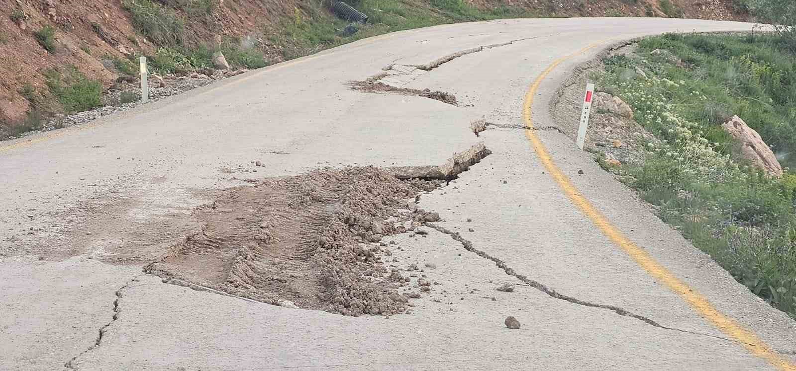 Yolda oluşan dev yarıklar korkutuyor
