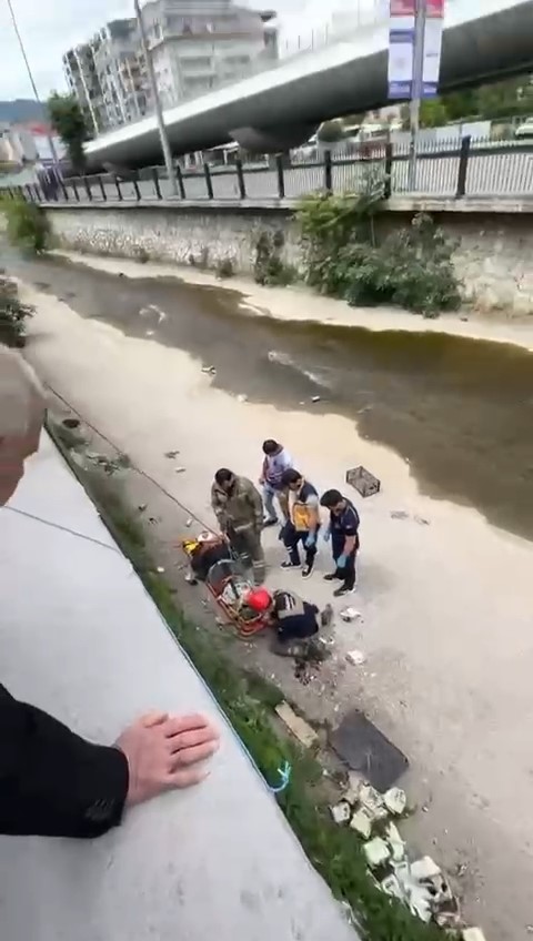 Dereye düşen kişiyi itfaiye halat yardımıyla kurtardı
