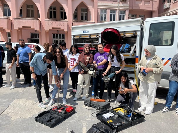 Üniversiteli gençler Destek AFAD Gönüllüsü oldu
