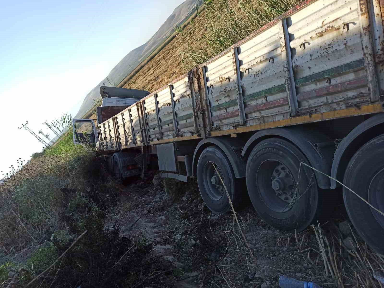 Hatay’da tarlaya uçan tırın şoförü yaralandı
