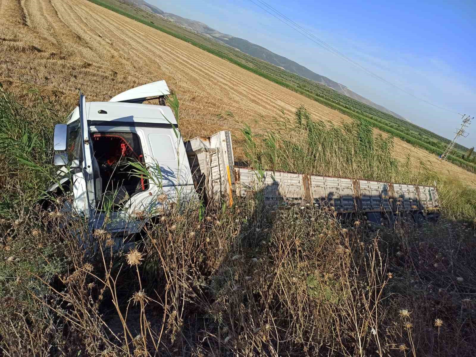 Hatay’da tarlaya uçan tırın şoförü yaralandı
