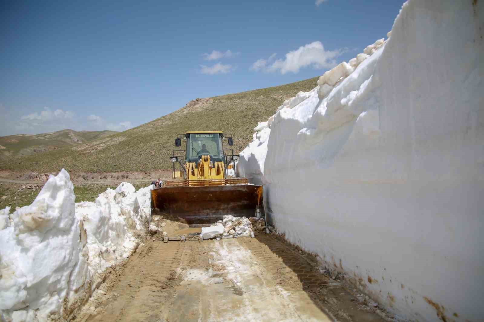 Van’da, Mayıs ayında 5 metreyi bulan karda yol açma çalışması
