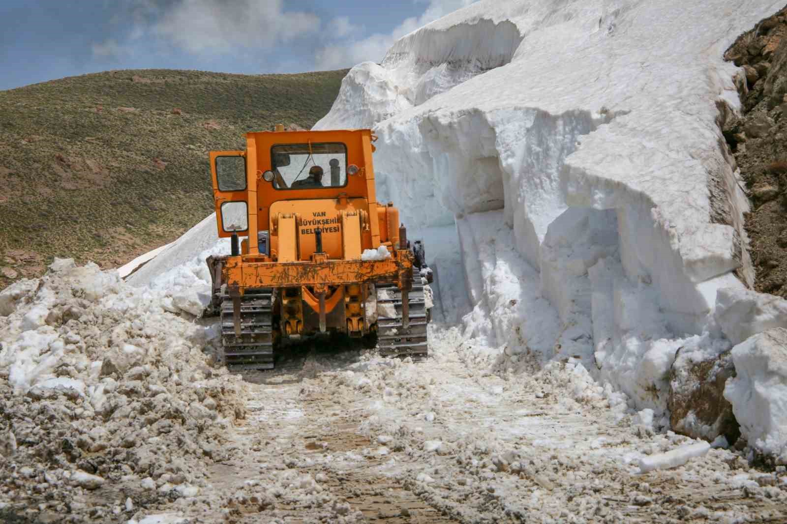 Van’da, Mayıs ayında 5 metreyi bulan karda yol açma çalışması
