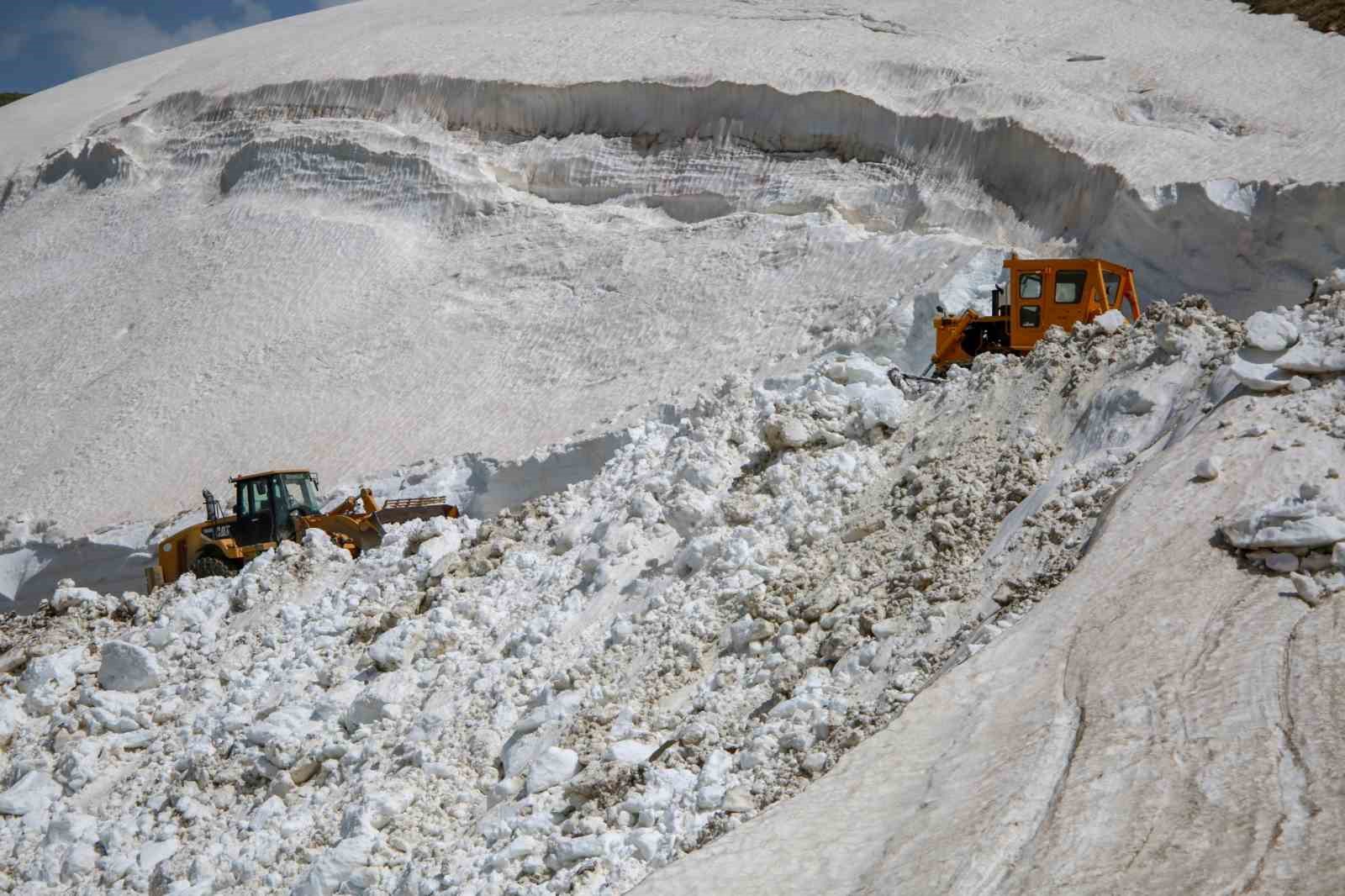 Van’da, Mayıs ayında 5 metreyi bulan karda yol açma çalışması
