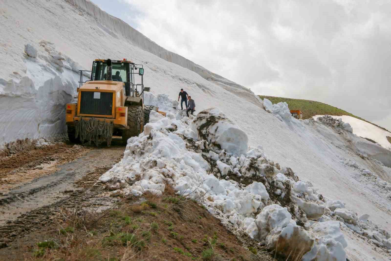 Van’da, Mayıs ayında 5 metreyi bulan karda yol açma çalışması
