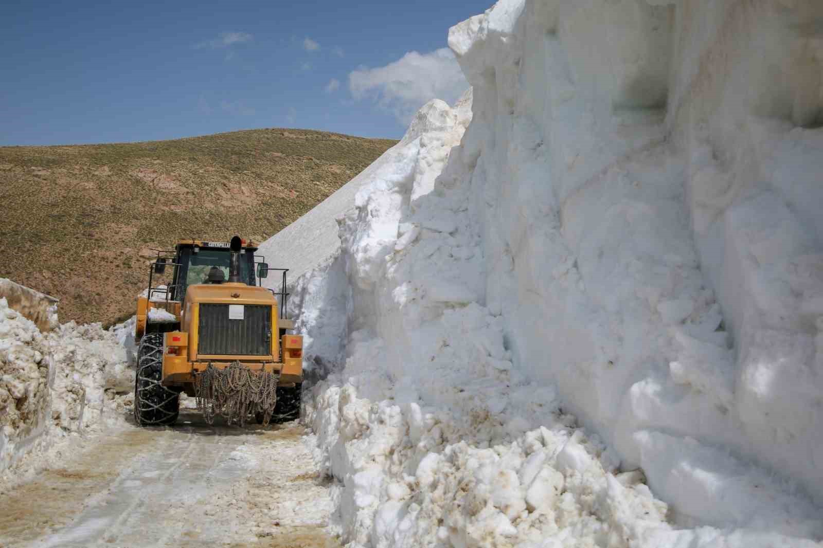 Van’da, Mayıs ayında 5 metreyi bulan karda yol açma çalışması
