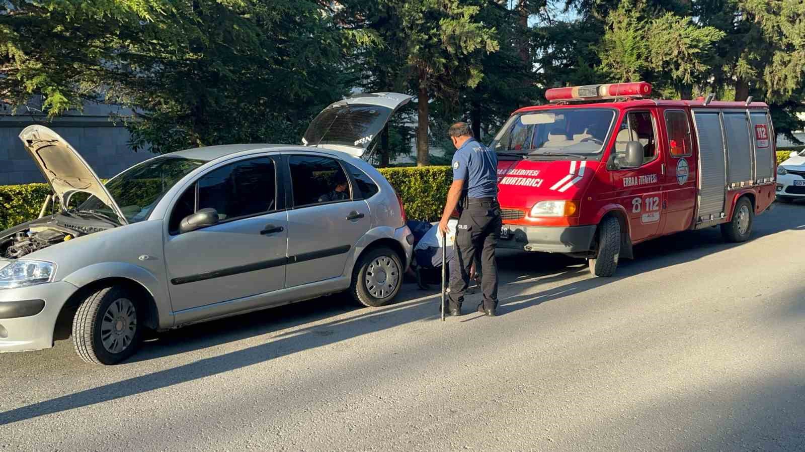 Araç motorundan kurtarıldı, bu sefer de itfaiye aracının motoruna girdi
