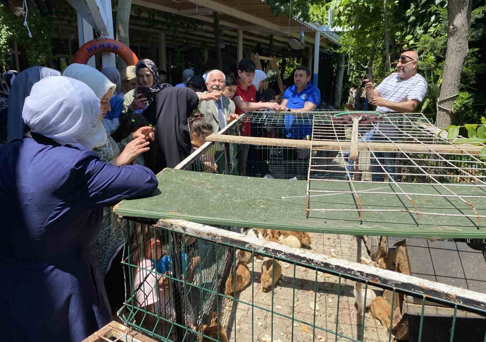 Engelli çocuklar ve aileleri, Türkiye Deniz Canlıları Müzesi’ni ziyaret etti
