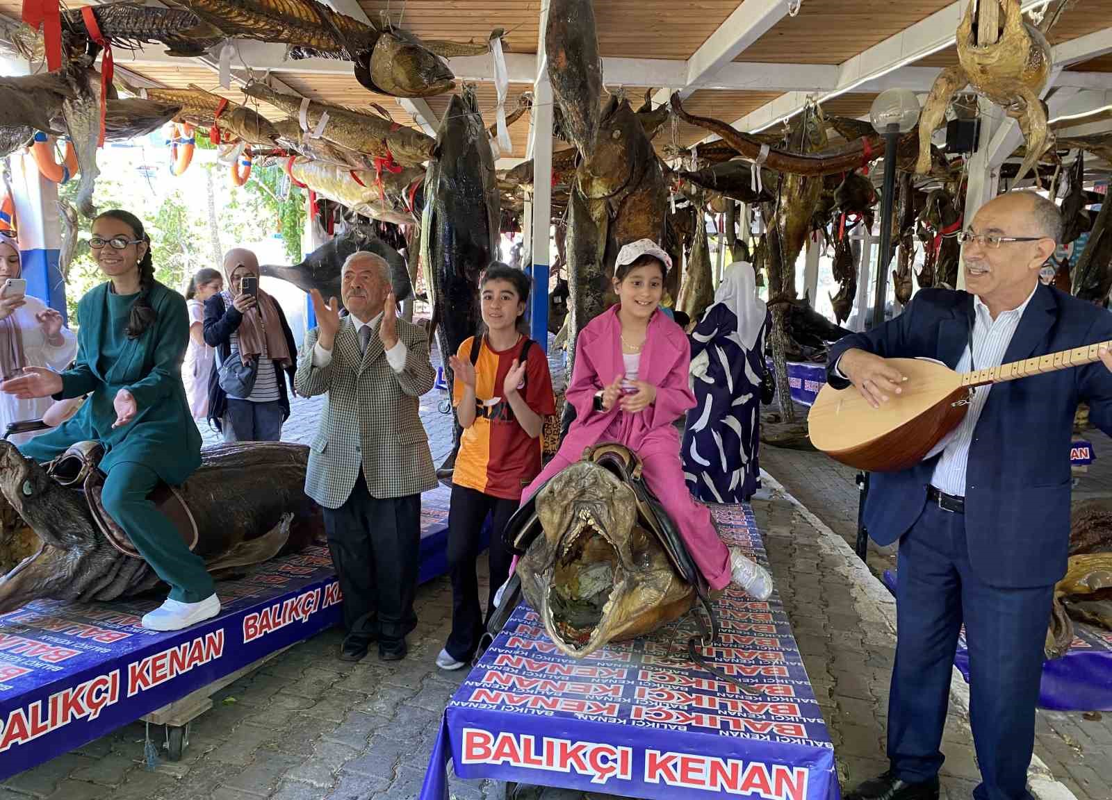 Engelli çocuklar ve aileleri, Türkiye Deniz Canlıları Müzesi’ni ziyaret etti
