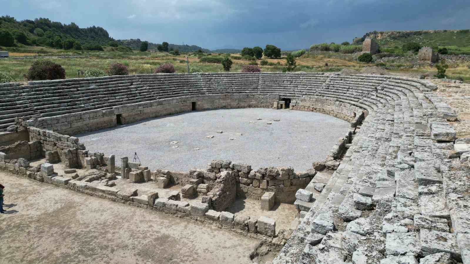 Gladyatör dövüşlerinin yapıldığı Perge Antik Kenti stadyumunun 5 bin kişilik kısmı açıldı
