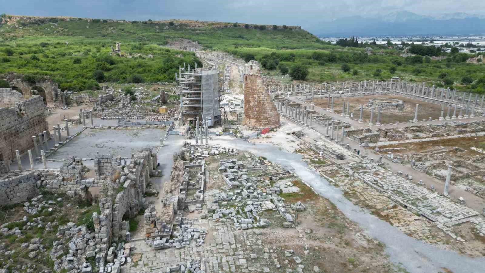 Gladyatör dövüşlerinin yapıldığı Perge Antik Kenti stadyumunun 5 bin kişilik kısmı açıldı
