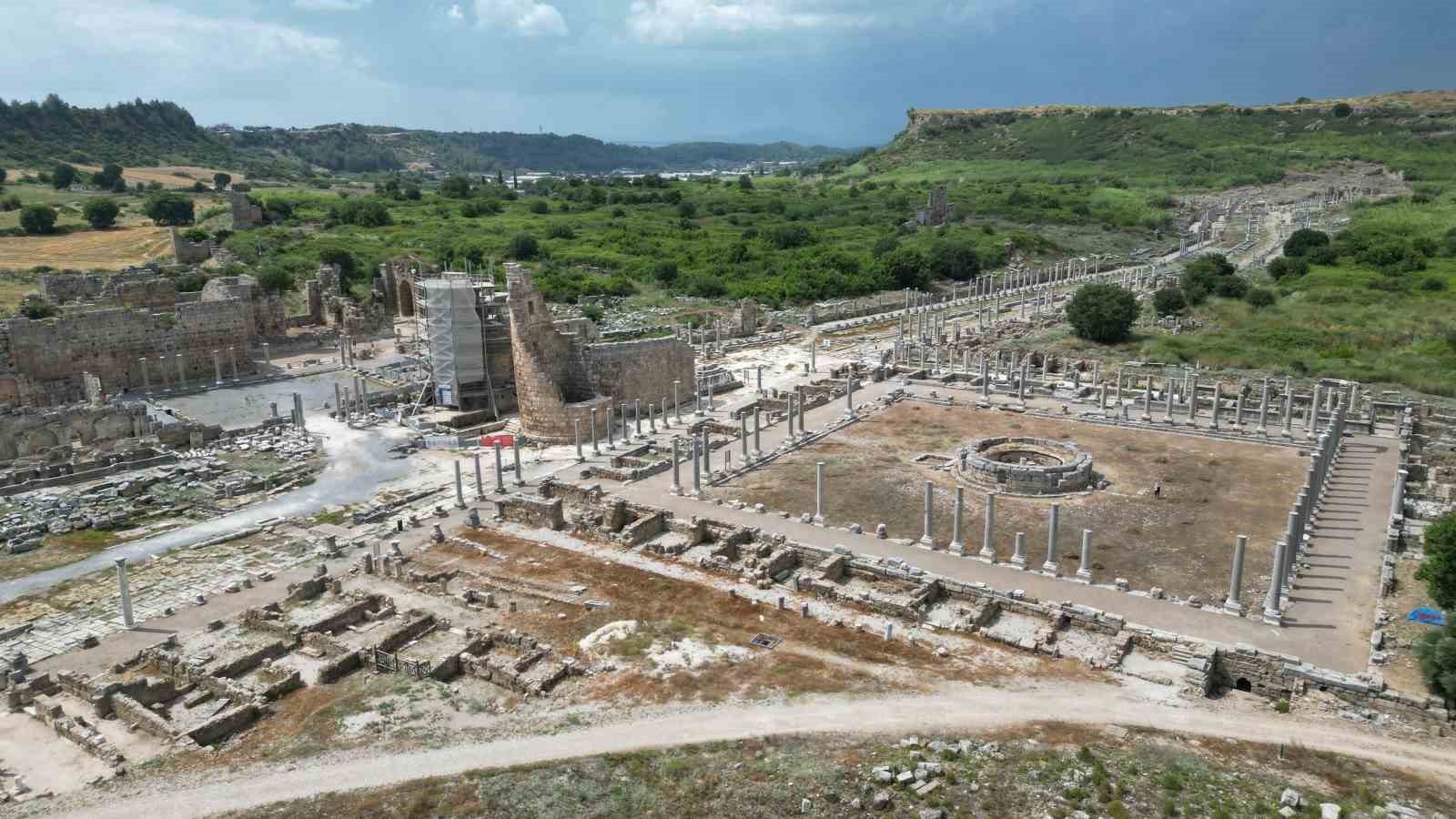 Gladyatör dövüşlerinin yapıldığı Perge Antik Kenti stadyumunun 5 bin kişilik kısmı açıldı
