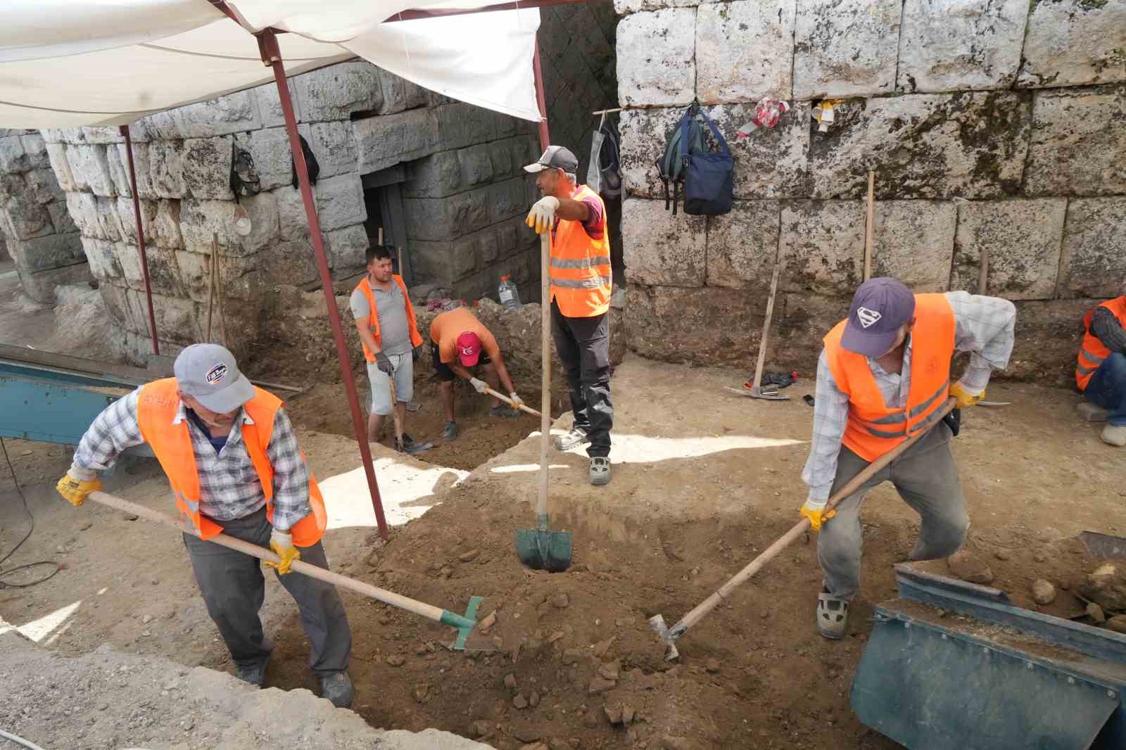 Gladyatör dövüşlerinin yapıldığı Perge Antik Kenti stadyumunun 5 bin kişilik kısmı açıldı
