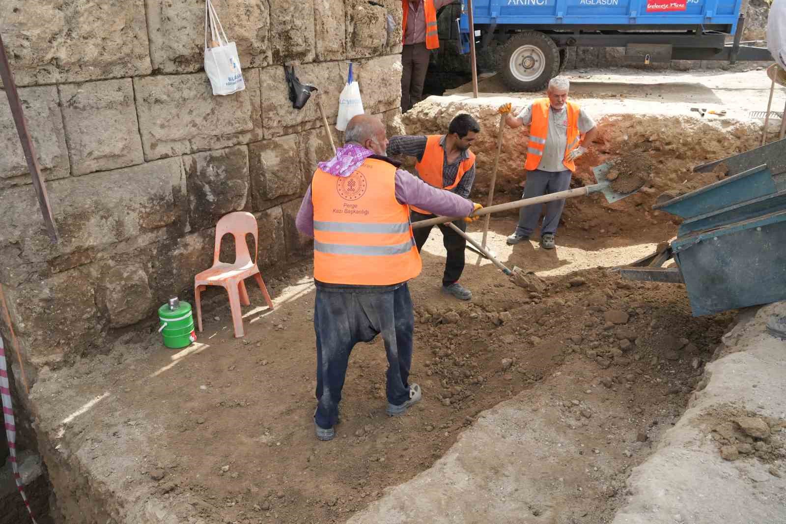 Gladyatör dövüşlerinin yapıldığı Perge Antik Kenti stadyumunun 5 bin kişilik kısmı açıldı
