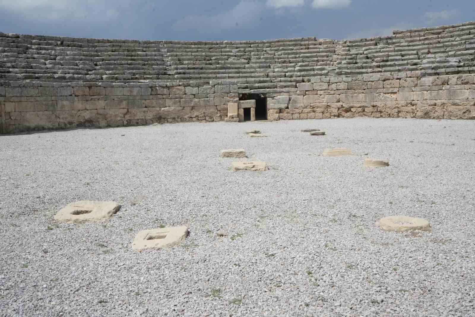 Gladyatör dövüşlerinin yapıldığı Perge Antik Kenti stadyumunun 5 bin kişilik kısmı açıldı
