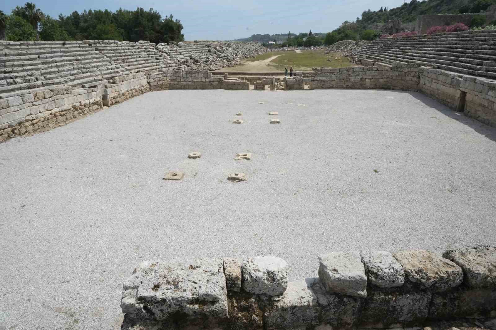 Gladyatör dövüşlerinin yapıldığı Perge Antik Kenti stadyumunun 5 bin kişilik kısmı açıldı
