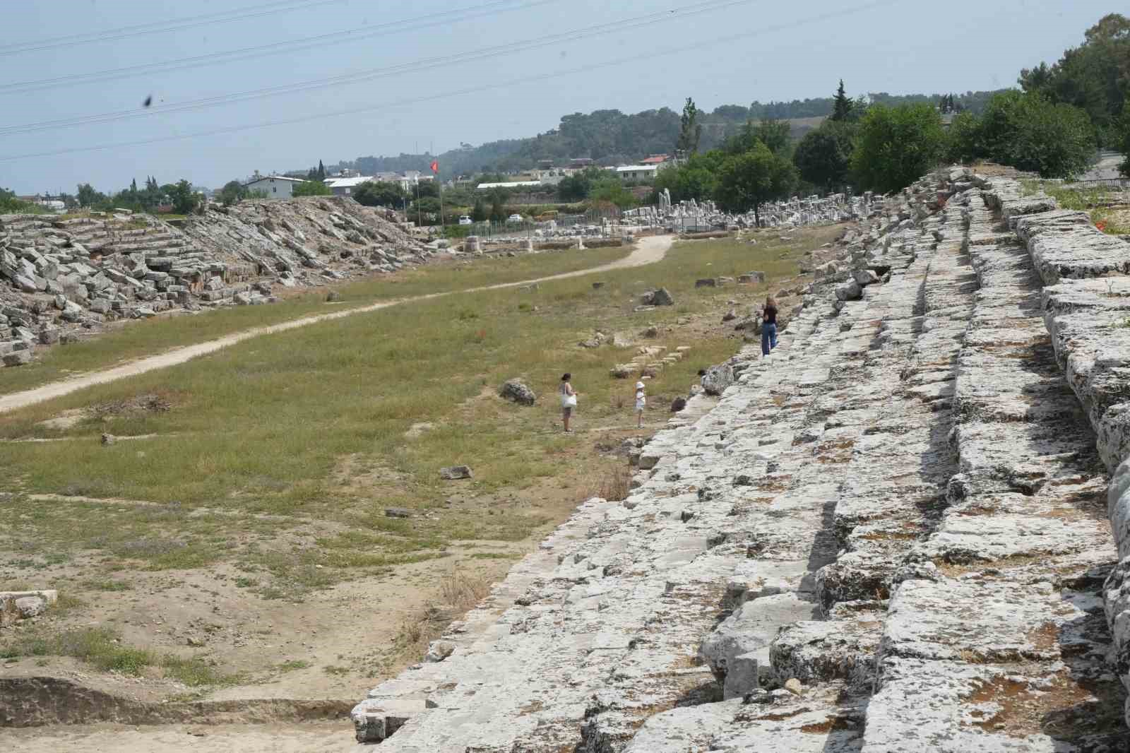 Gladyatör dövüşlerinin yapıldığı Perge Antik Kenti stadyumunun 5 bin kişilik kısmı açıldı
