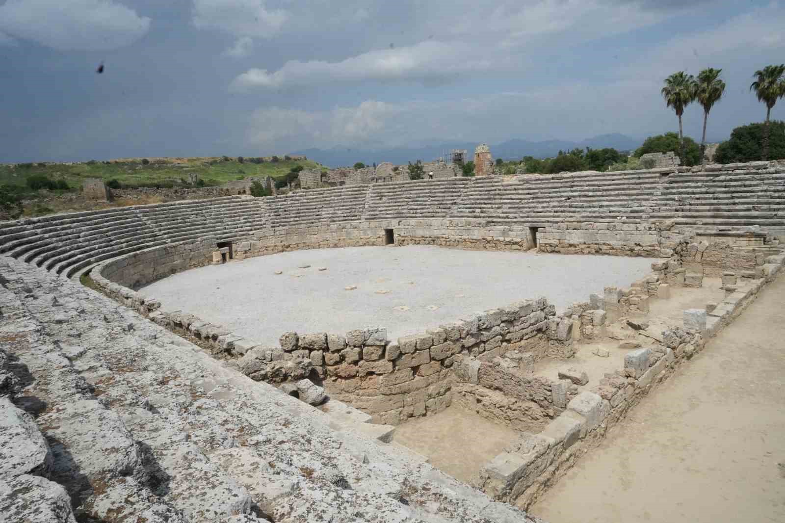 Gladyatör dövüşlerinin yapıldığı Perge Antik Kenti stadyumunun 5 bin kişilik kısmı açıldı
