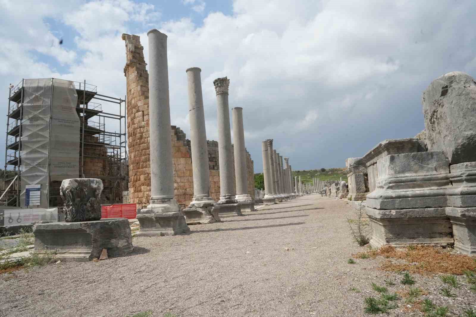 Gladyatör dövüşlerinin yapıldığı Perge Antik Kenti stadyumunun 5 bin kişilik kısmı açıldı
