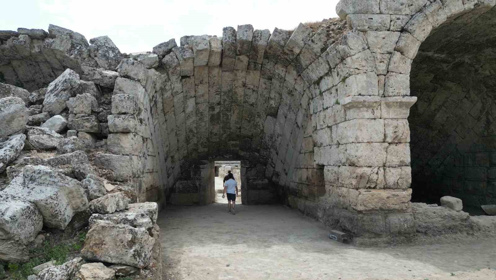 Gladyatör dövüşlerinin yapıldığı Perge Antik Kenti stadyumunun 5 bin kişilik kısmı açıldı
