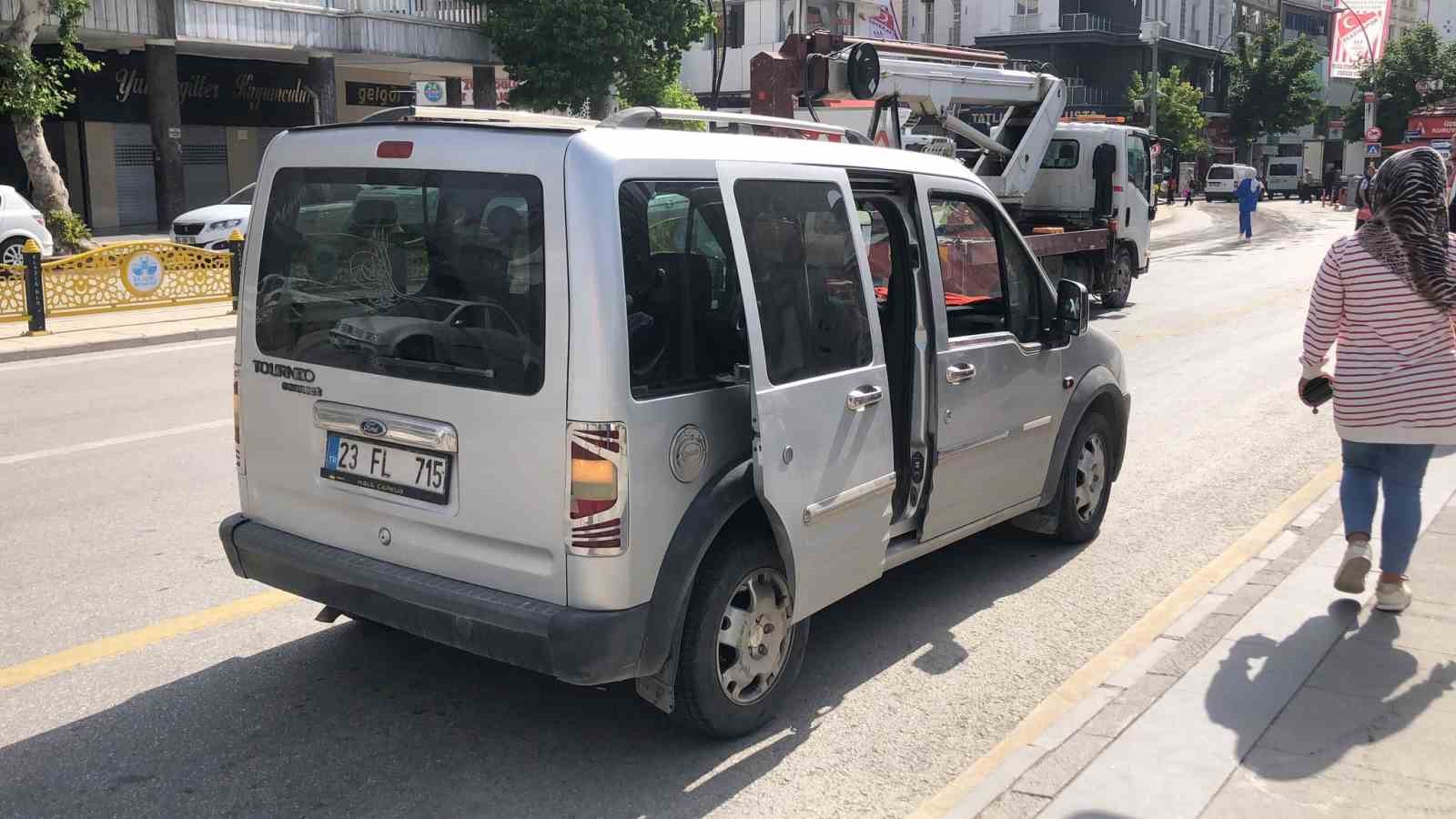 Elazığ’da hafif ticari aracın çarptığı kadın yaralandı
