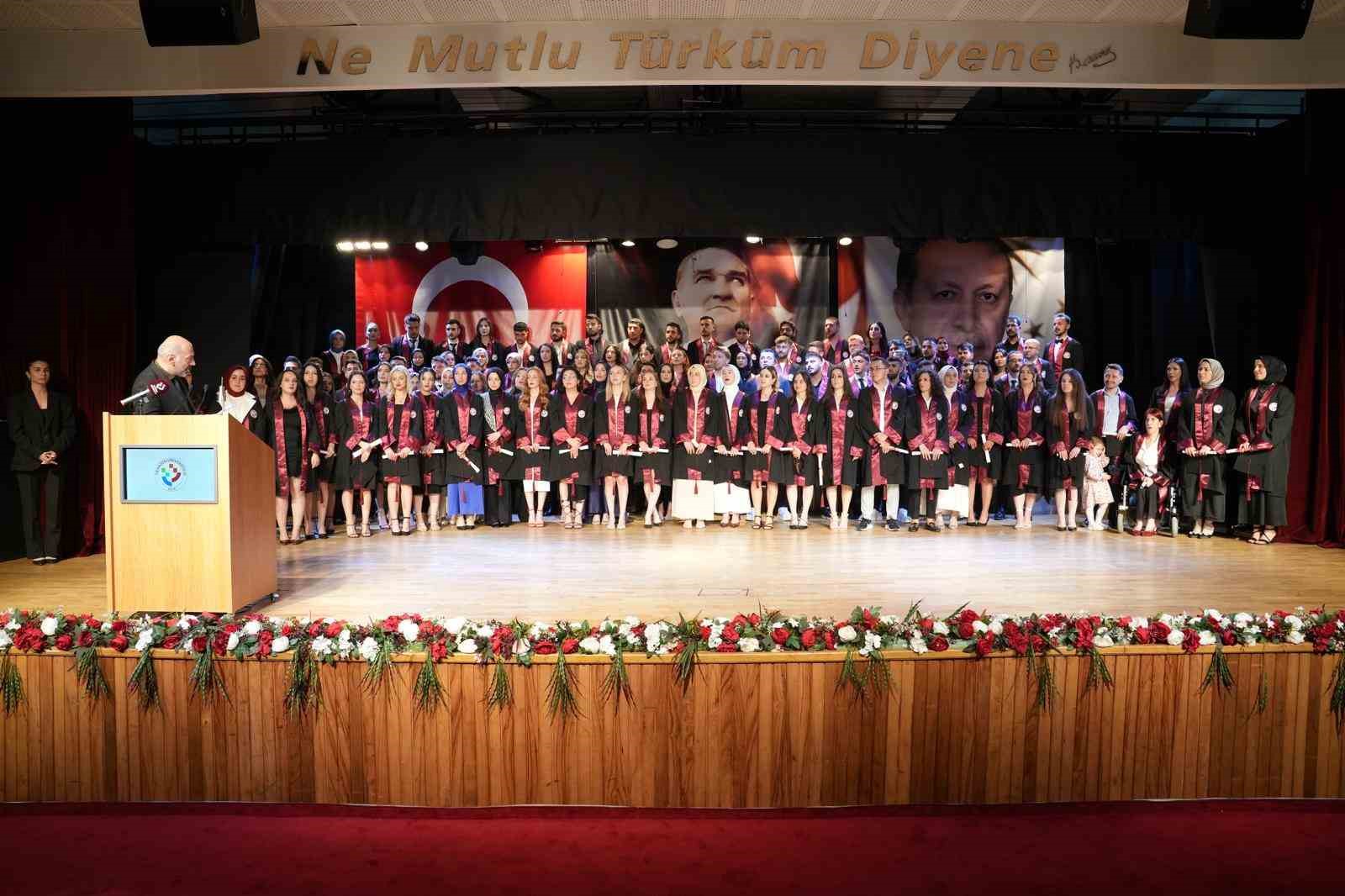 Trabzon’da İletişim Fakültesi’nde mezuniyet sevinci
