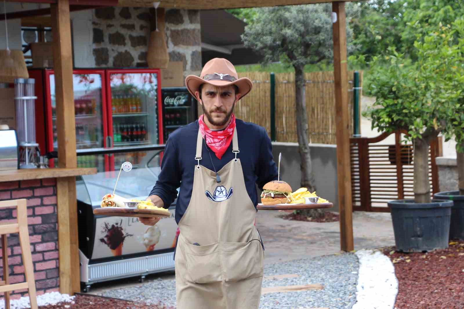 Çocukken izlediği kovboy filmlerinden esinlendi, hayali olan tesisi kurdu
