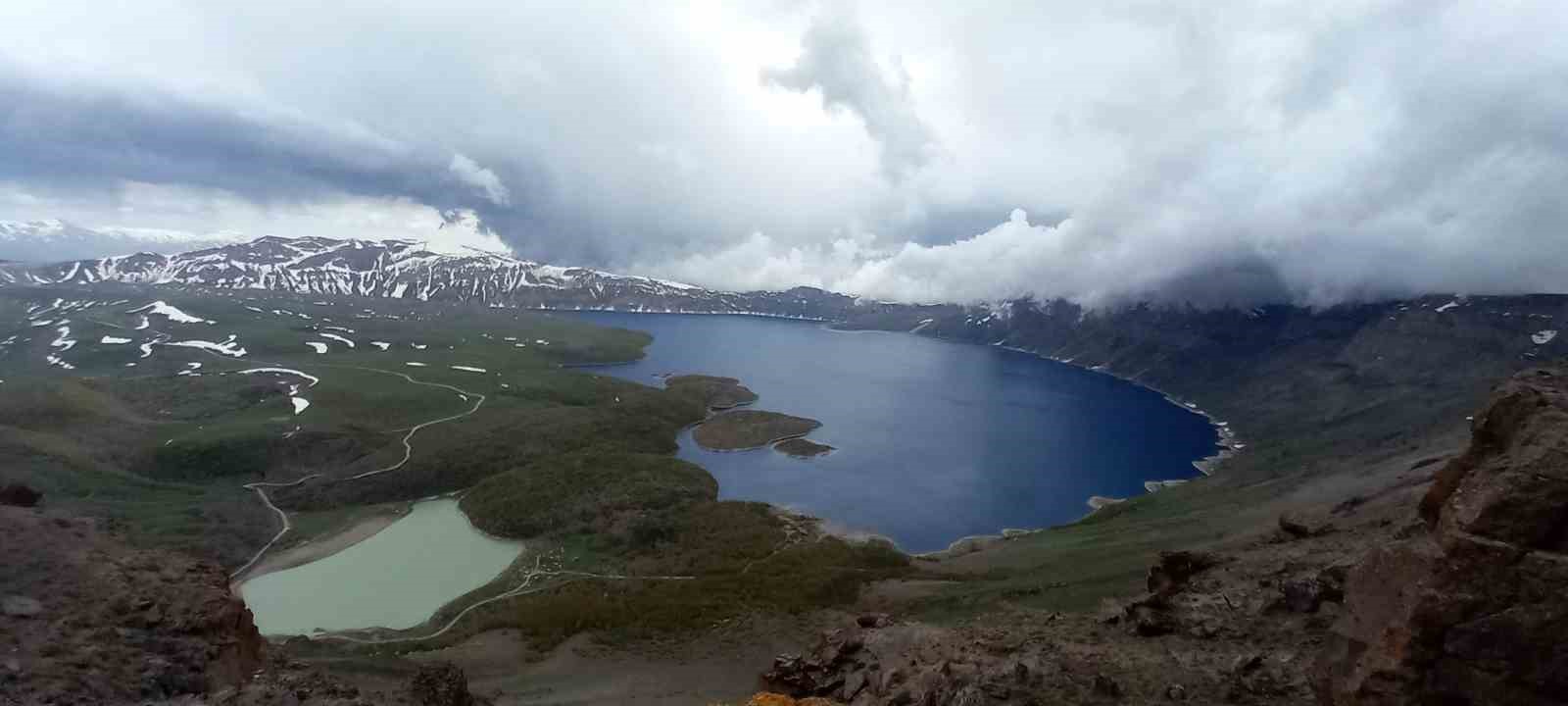 Nemrut Krater Gölü’nde bulut geçişi görsel şölen oluşturdu
