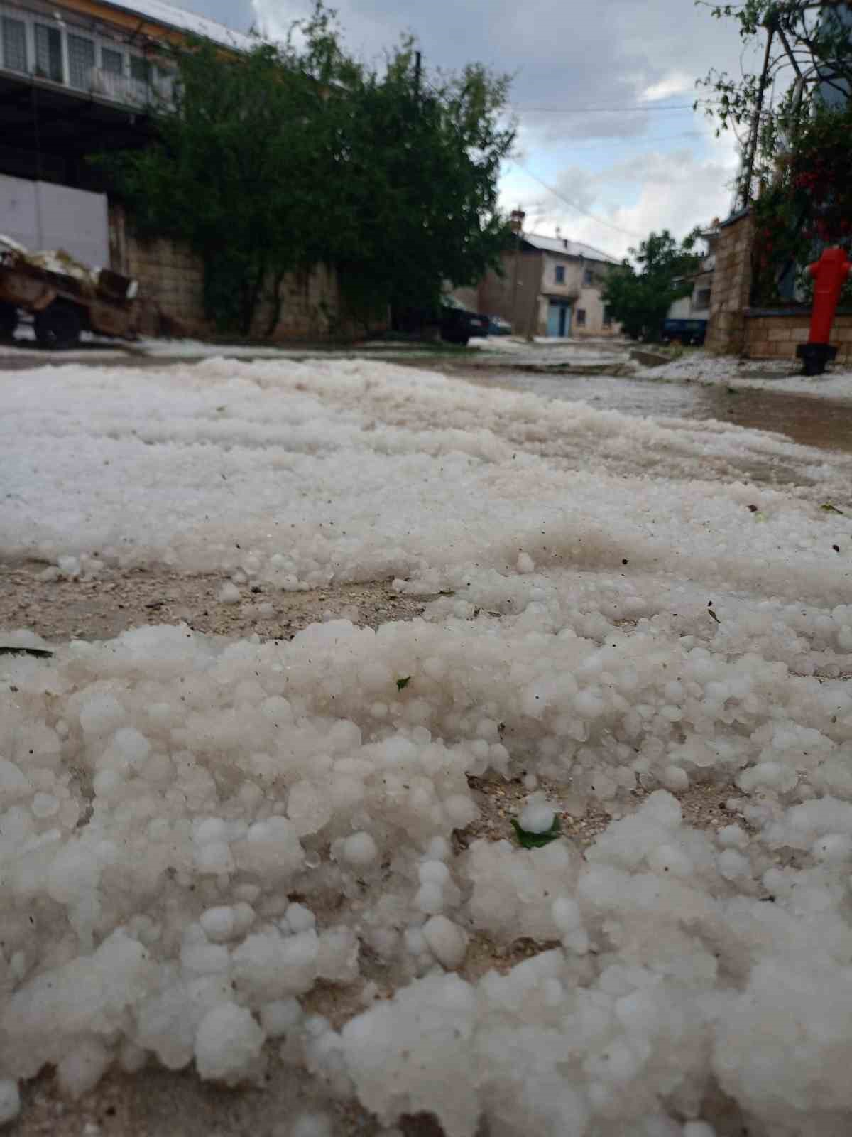 Dolu yağışı ekili arazileri beyaz örtüyle kapladı
