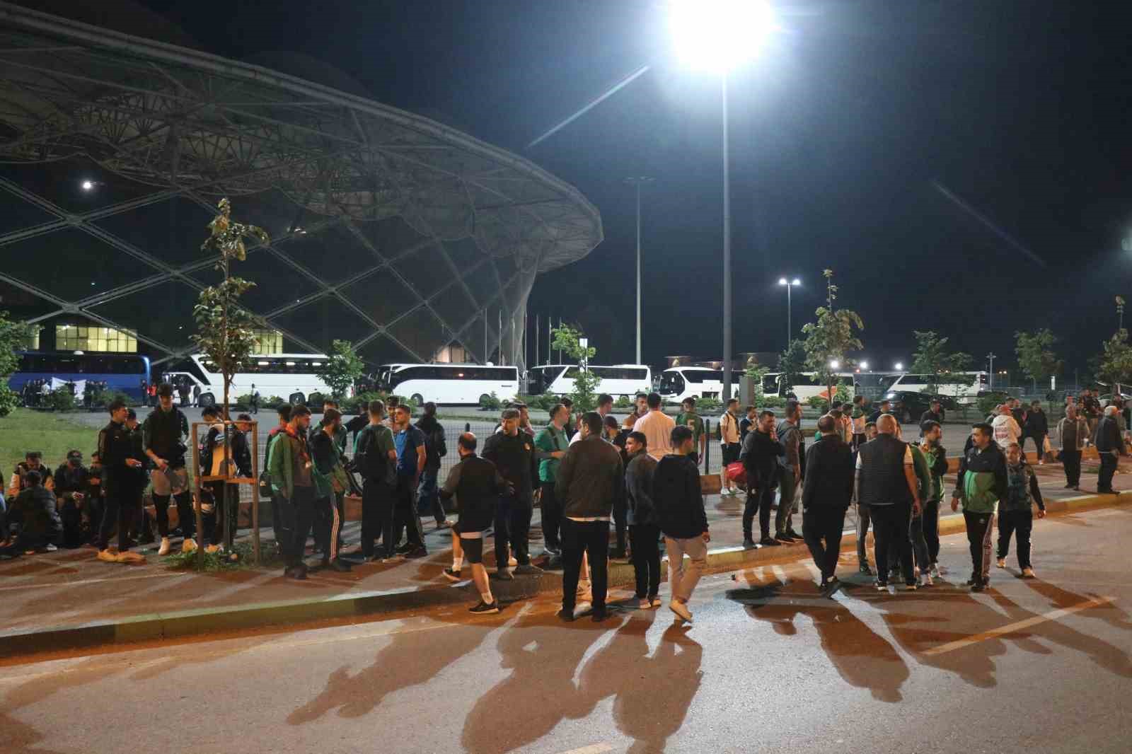 Play-off finali için Sakarya’dan 150 otobüs Adana’ya hareket etti
