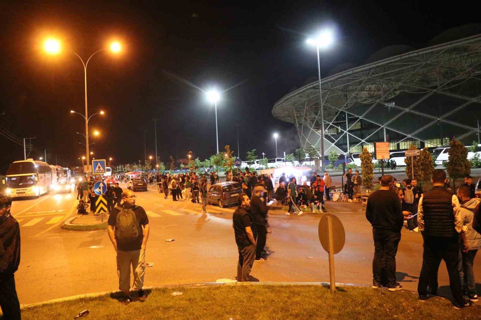 Play-off finali için Sakarya’dan 150 otobüs Adana’ya hareket etti
