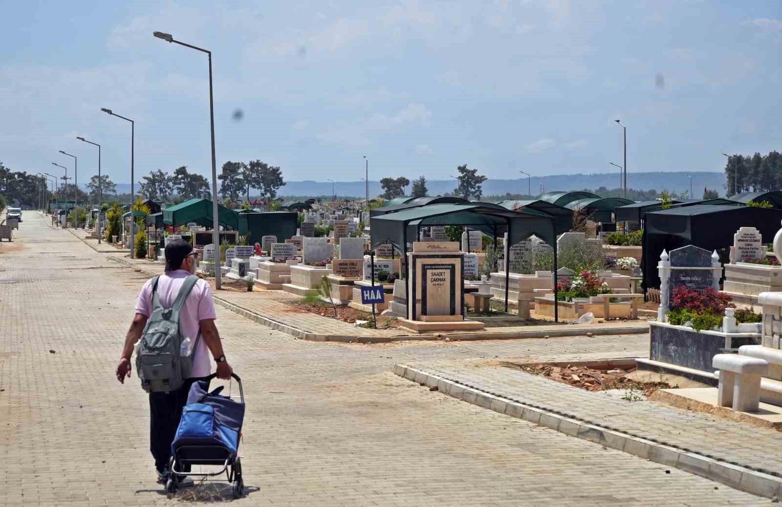 Çadır kente dönen mezarlık, tentelerden temizleniyor
