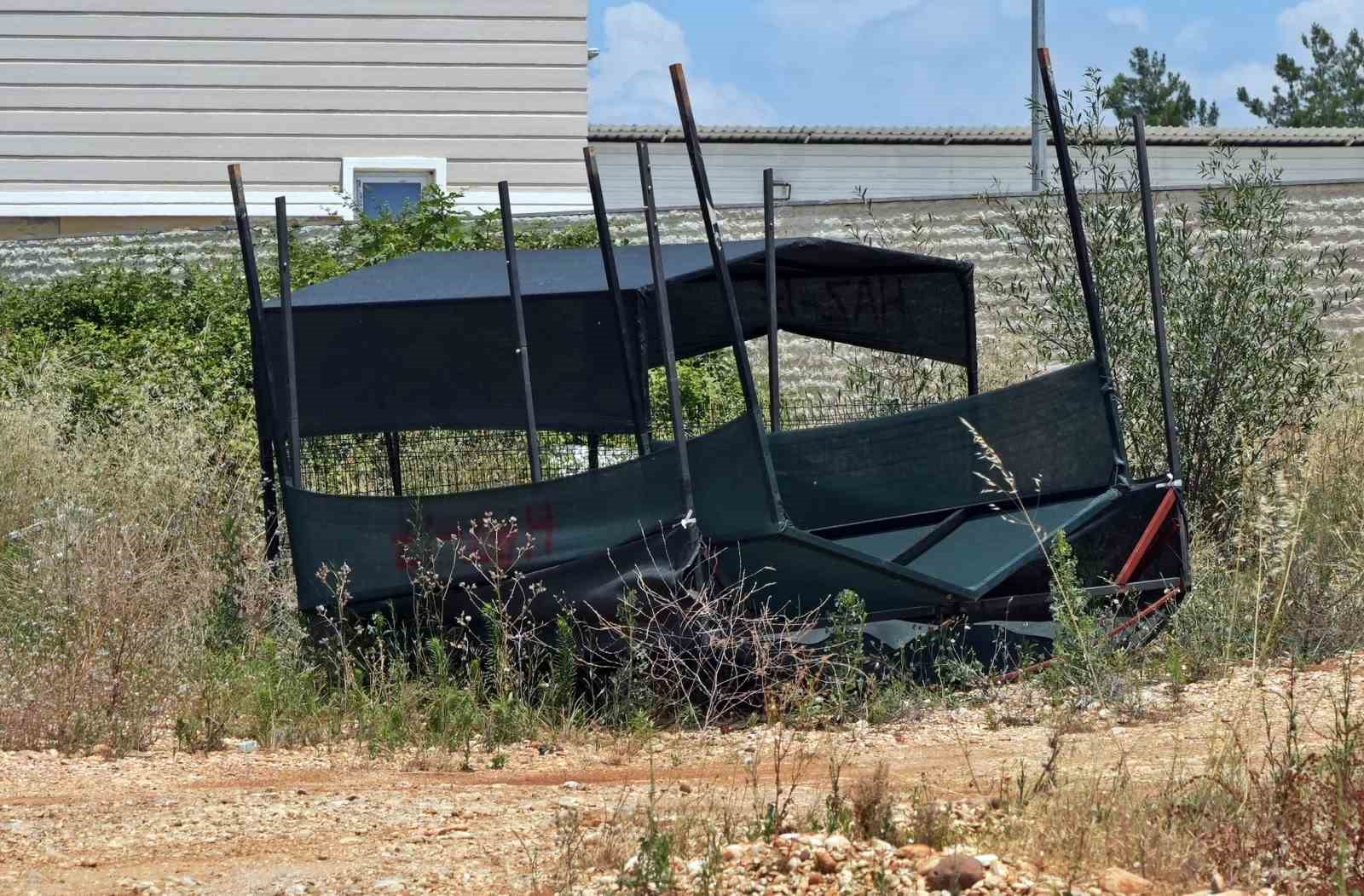 Çadır kente dönen mezarlık, tentelerden temizleniyor
