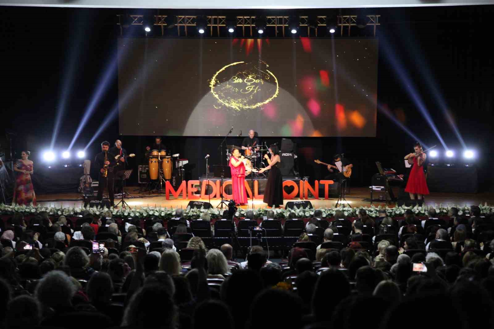 İzmir’de unutulmaz gece: Hastalar ve hekimler aynı sahnede
