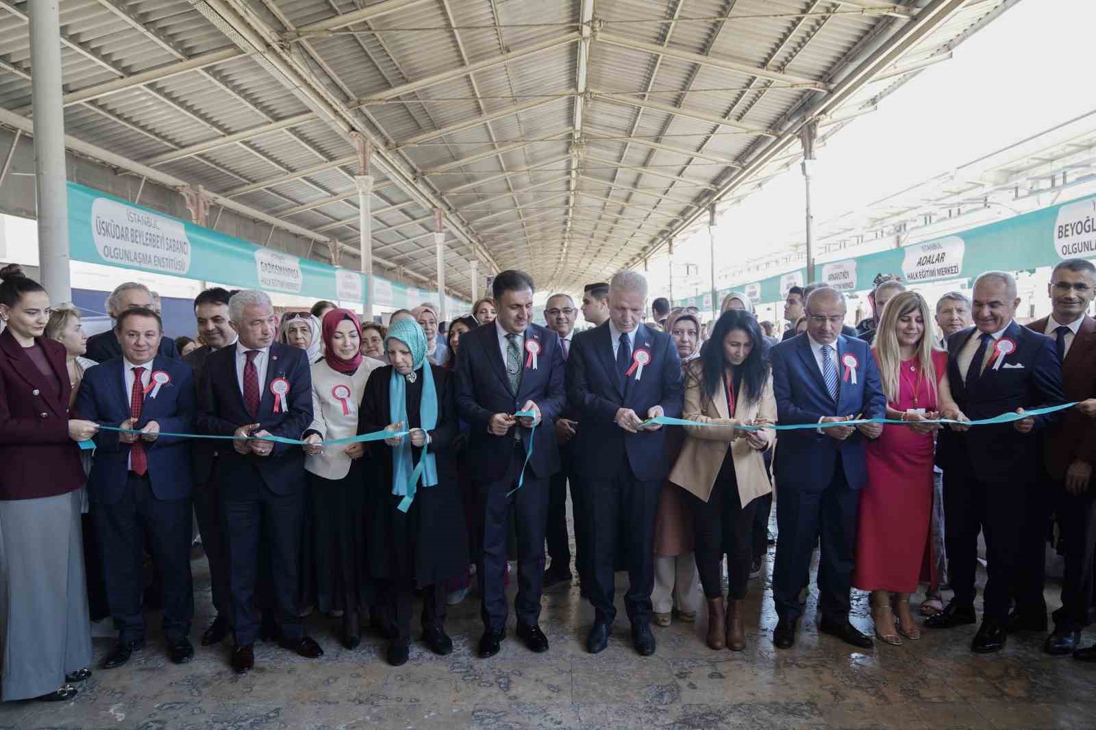 Sirkeci Garı’nda düzenlenen etkinlikler renkli görüntülere sahne oldu
