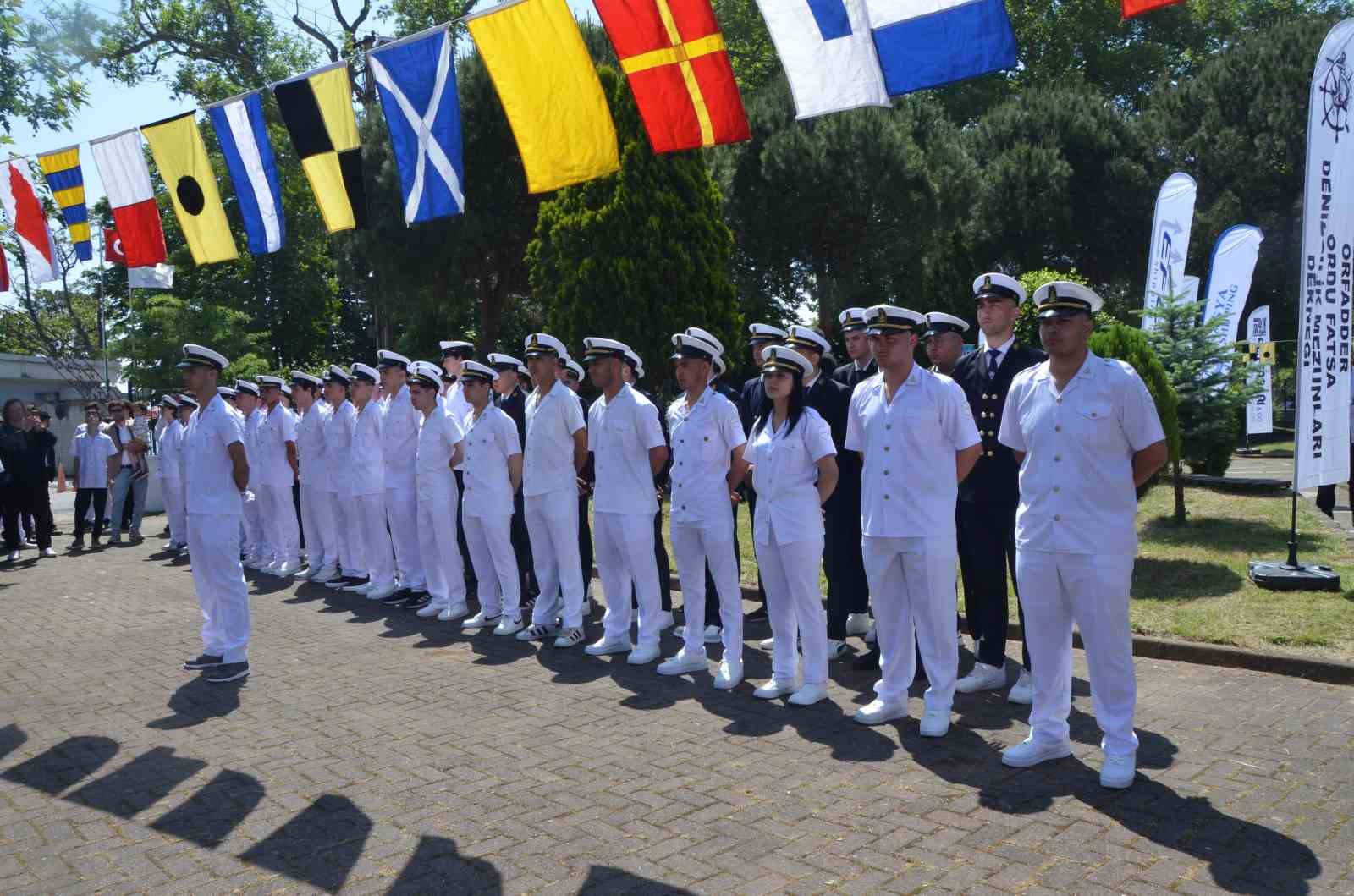 Öğrenciler diplomalarını yüzerek aldı
