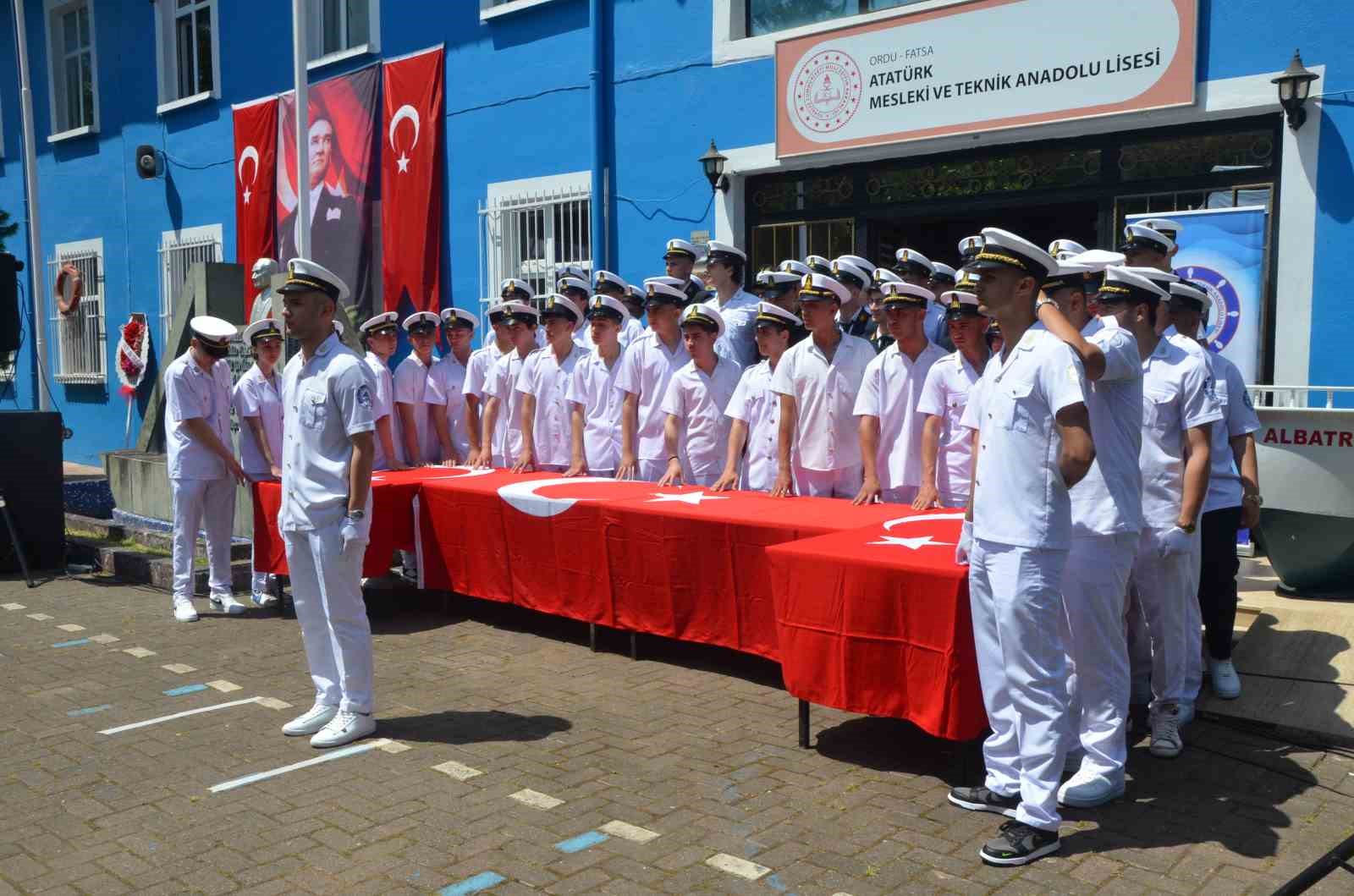 Öğrenciler diplomalarını yüzerek aldı
