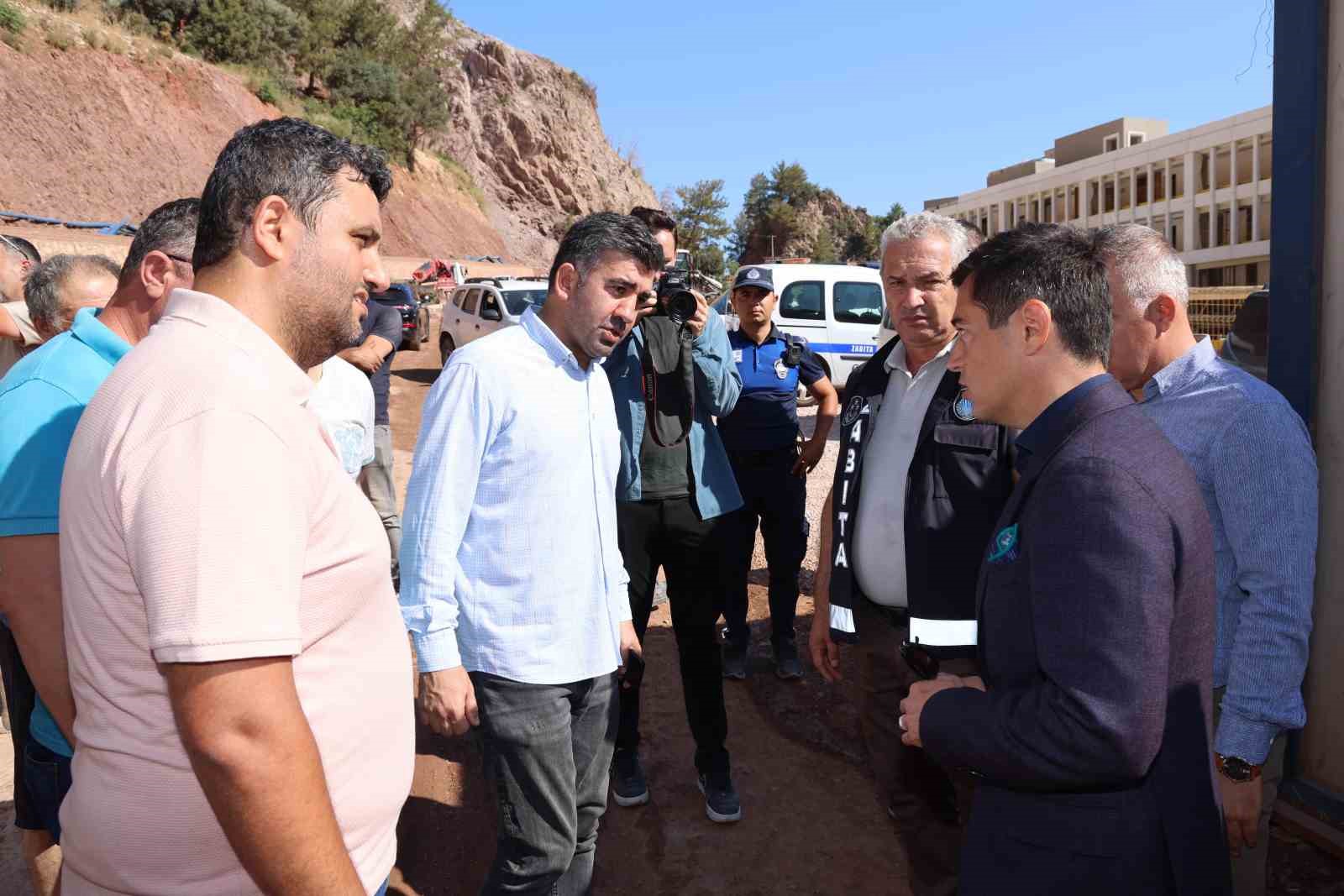 Marmaris Belediye Başkanı Ünlü, tepkilerin odağındaki Sinpaş’ın inşaatını denetledi
