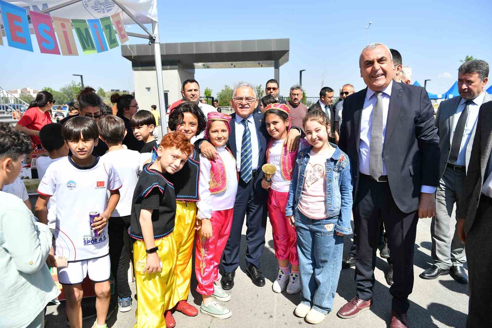 Başkan Büyükkılıç, minik öğrencilerin geleneksel bahar şenliğine katıldı
