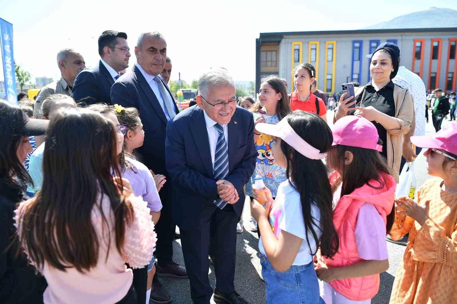 Başkan Büyükkılıç, minik öğrencilerin geleneksel bahar şenliğine katıldı
