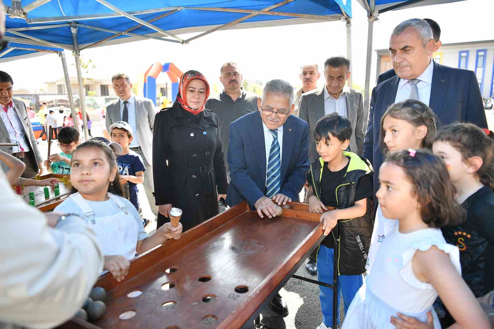 Başkan Büyükkılıç, minik öğrencilerin geleneksel bahar şenliğine katıldı
