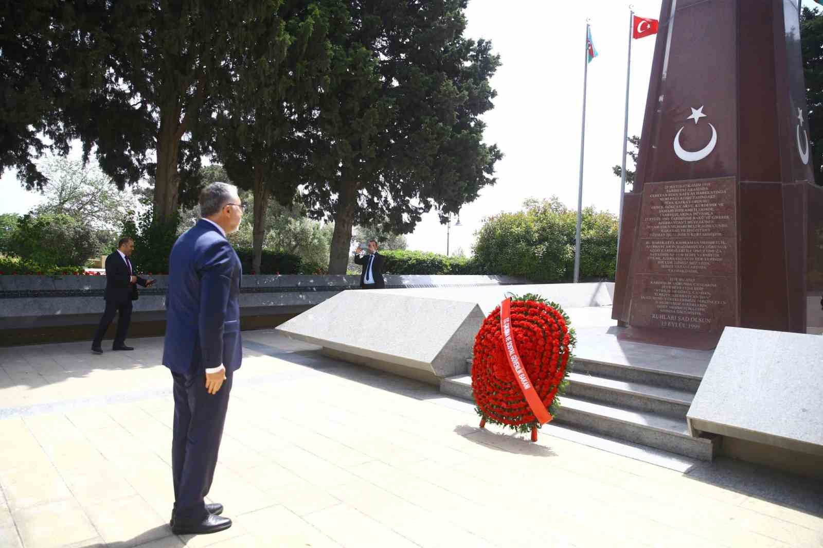 Çalışma ve Sosyal Güvenlik Bakanı Işıkhan, Bakü’de şehitlikleri ziyaret etti
