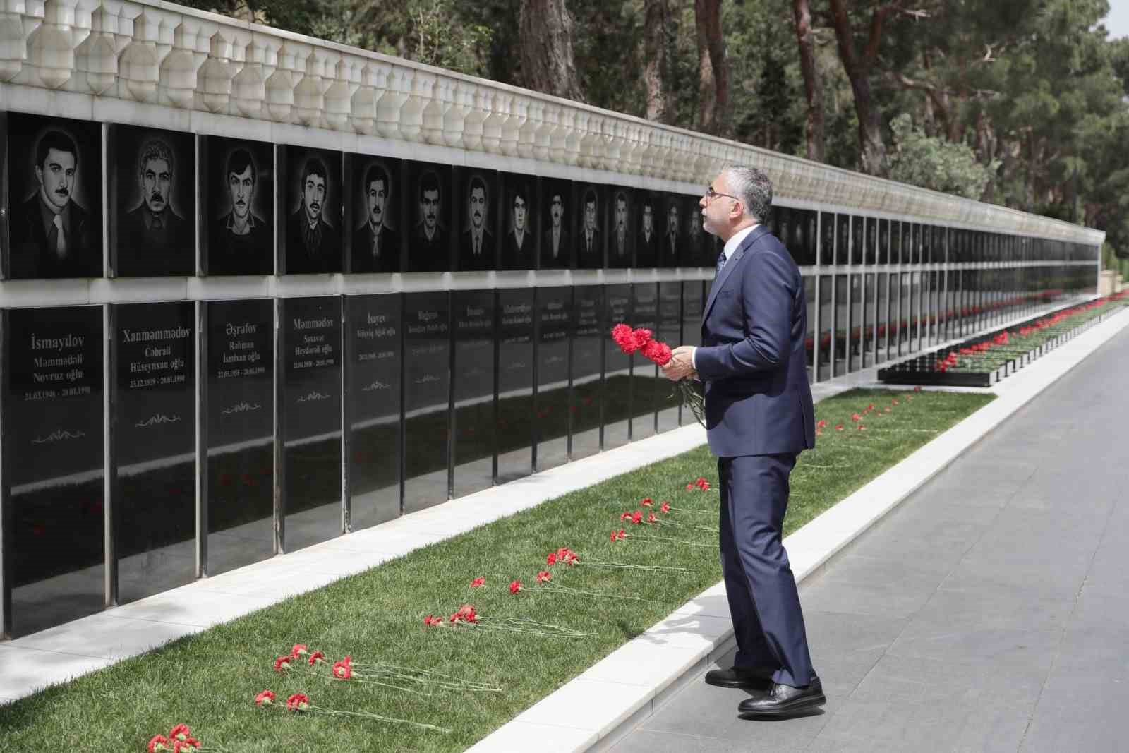 Çalışma ve Sosyal Güvenlik Bakanı Işıkhan, Bakü’de şehitlikleri ziyaret etti
